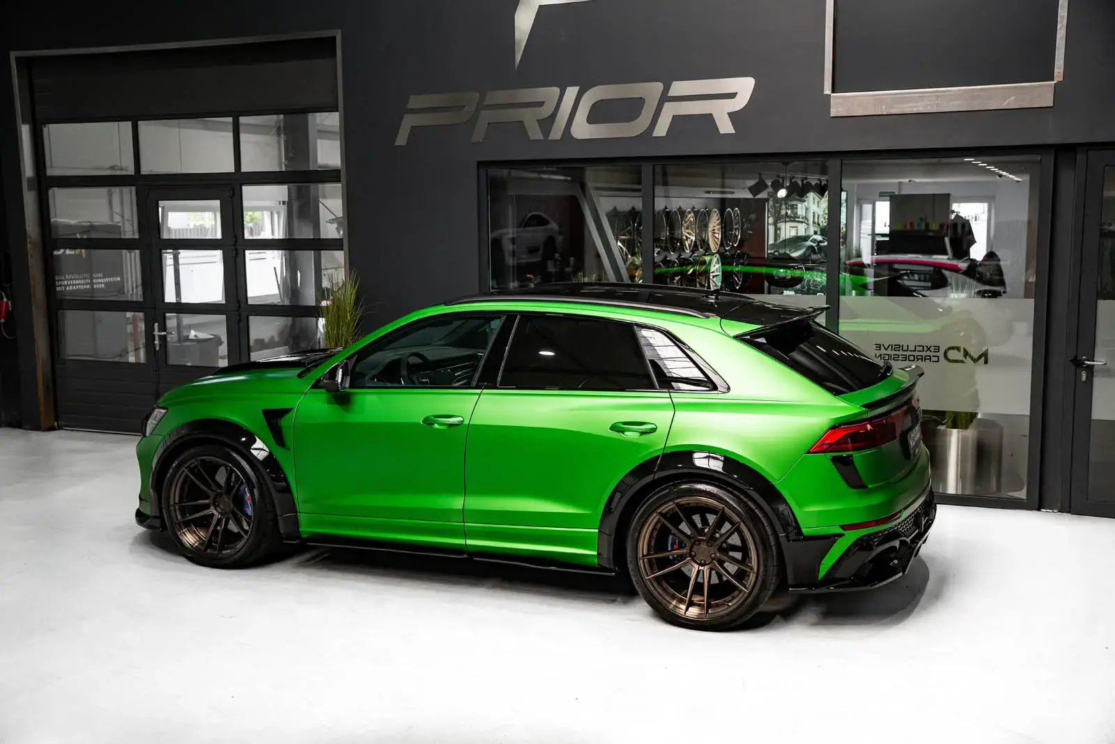 Audi RS Q8 Widebody Side Profile - Z-Performance Wheels and Stance Audi RS Q8 side profile showcasing Z-Performance forged wheels, lowered suspension, and matte Krypton Green paint finish