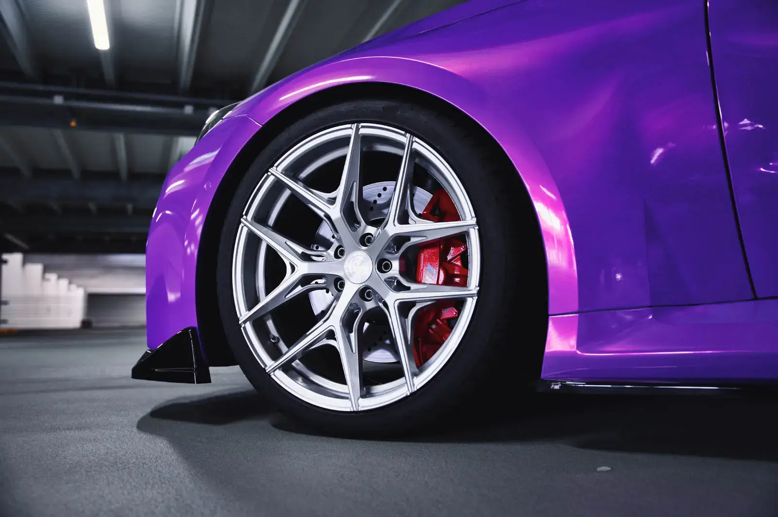Close-up detail of Barracuda Razzer Ultralight wheels on BMW M2 G87 showcasing flow-forged construction and concave design with Hankook Ventus tires