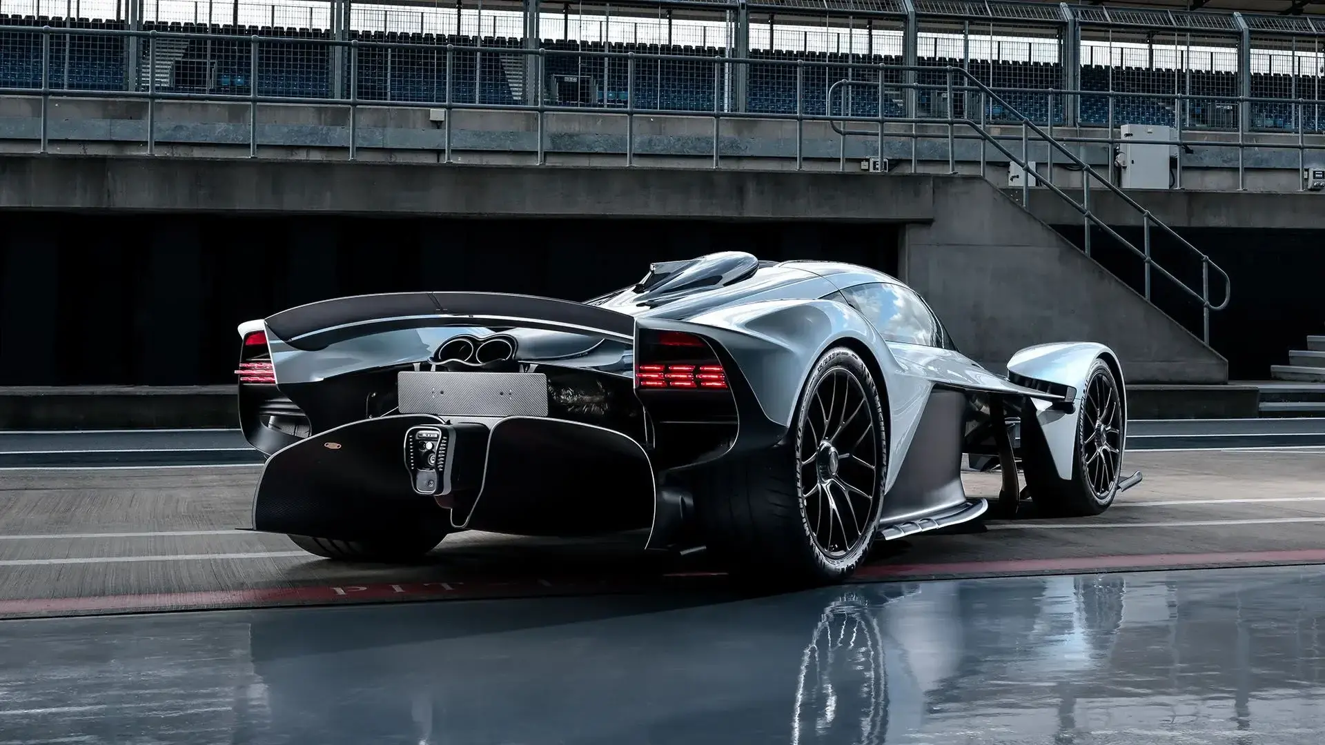 Daniel ricciardo aston martin valkyrie 7 1