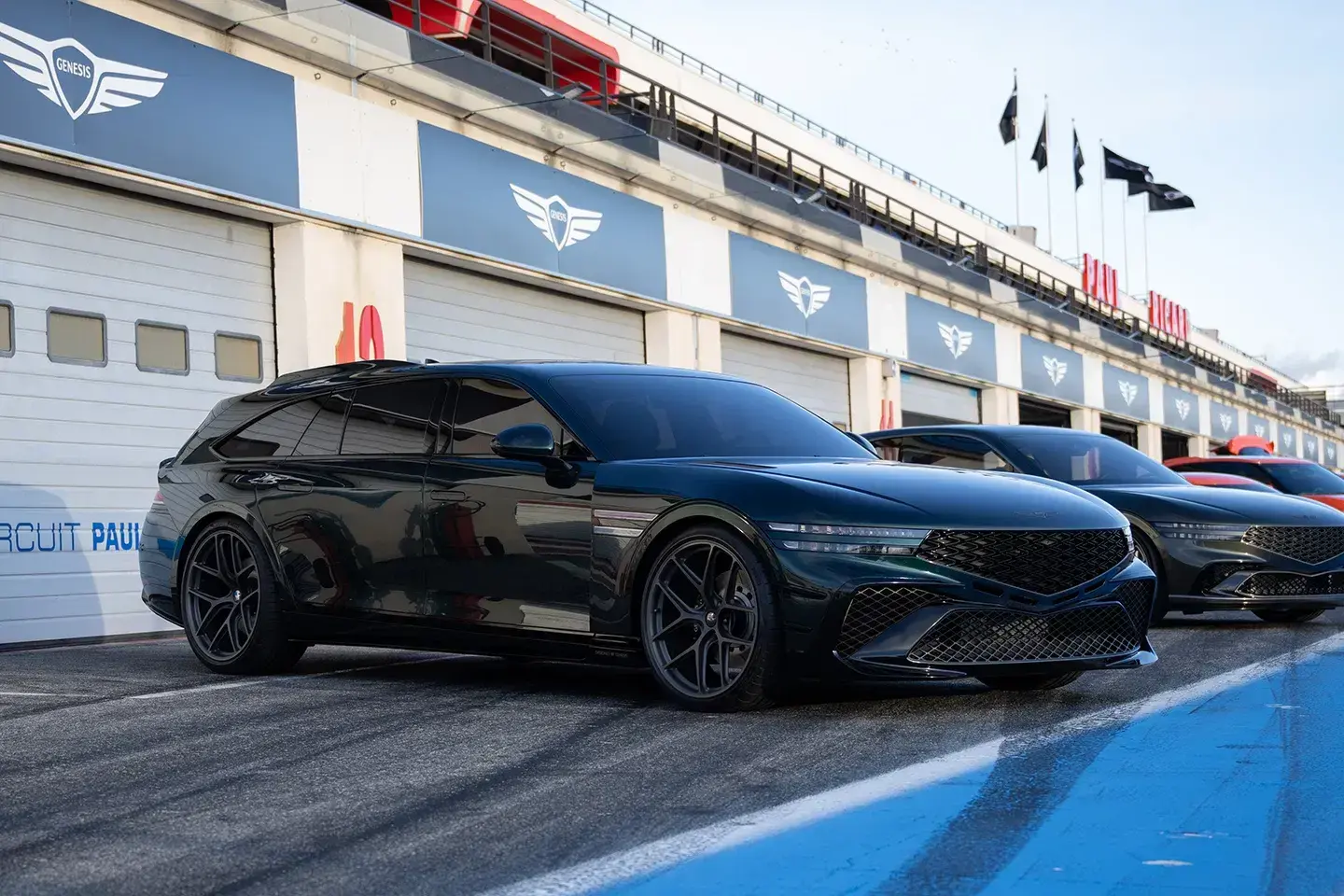 Genesis G90 Wingback Concept in green showing elegant shooting brake profile with quad headlights and crest grille