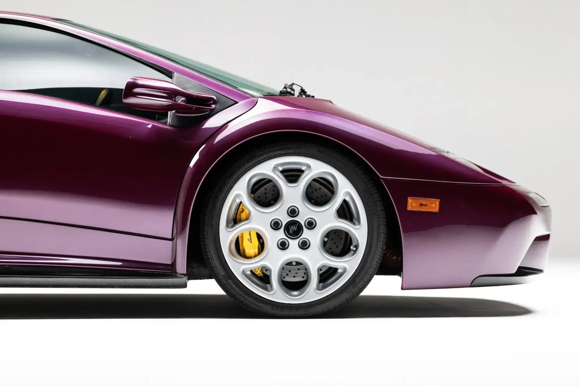 Lamborghini Diablo VT 6.0 18-inch Speedline alloy wheels with Pirelli P Zero Rosso tires and Brembo brake calipers