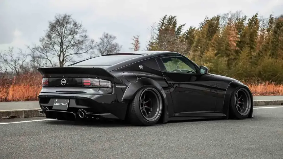 Liberty Walk Nissan Z: Extreme Widebody & Aggressive Styling