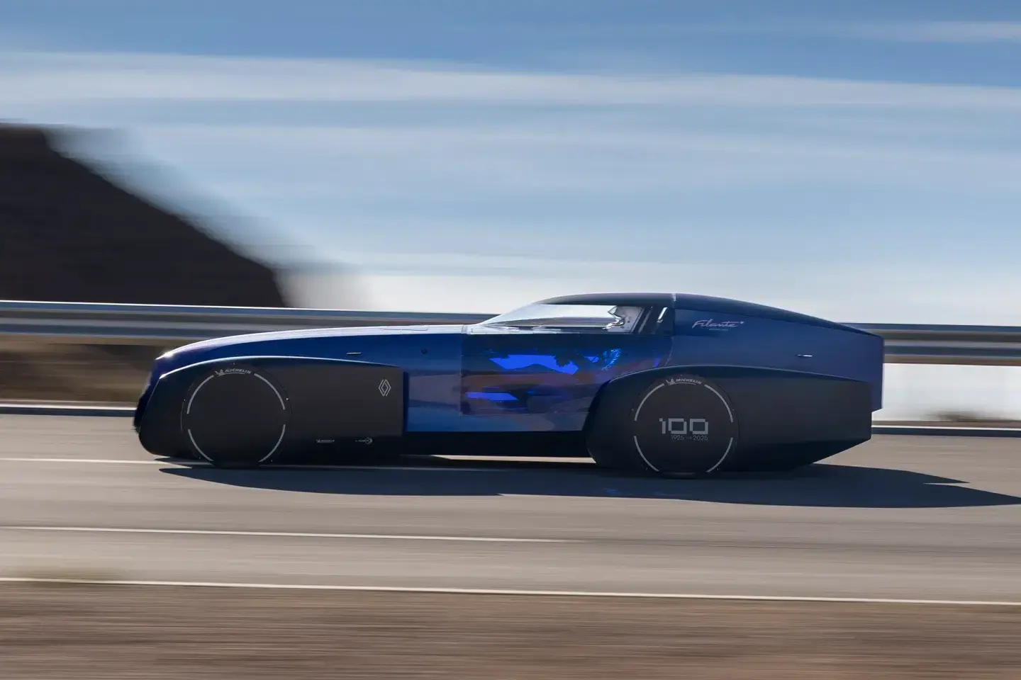 Renault Filante Record 2025 side profile view highlighting extreme aerodynamic design and low drag coefficient bodywork