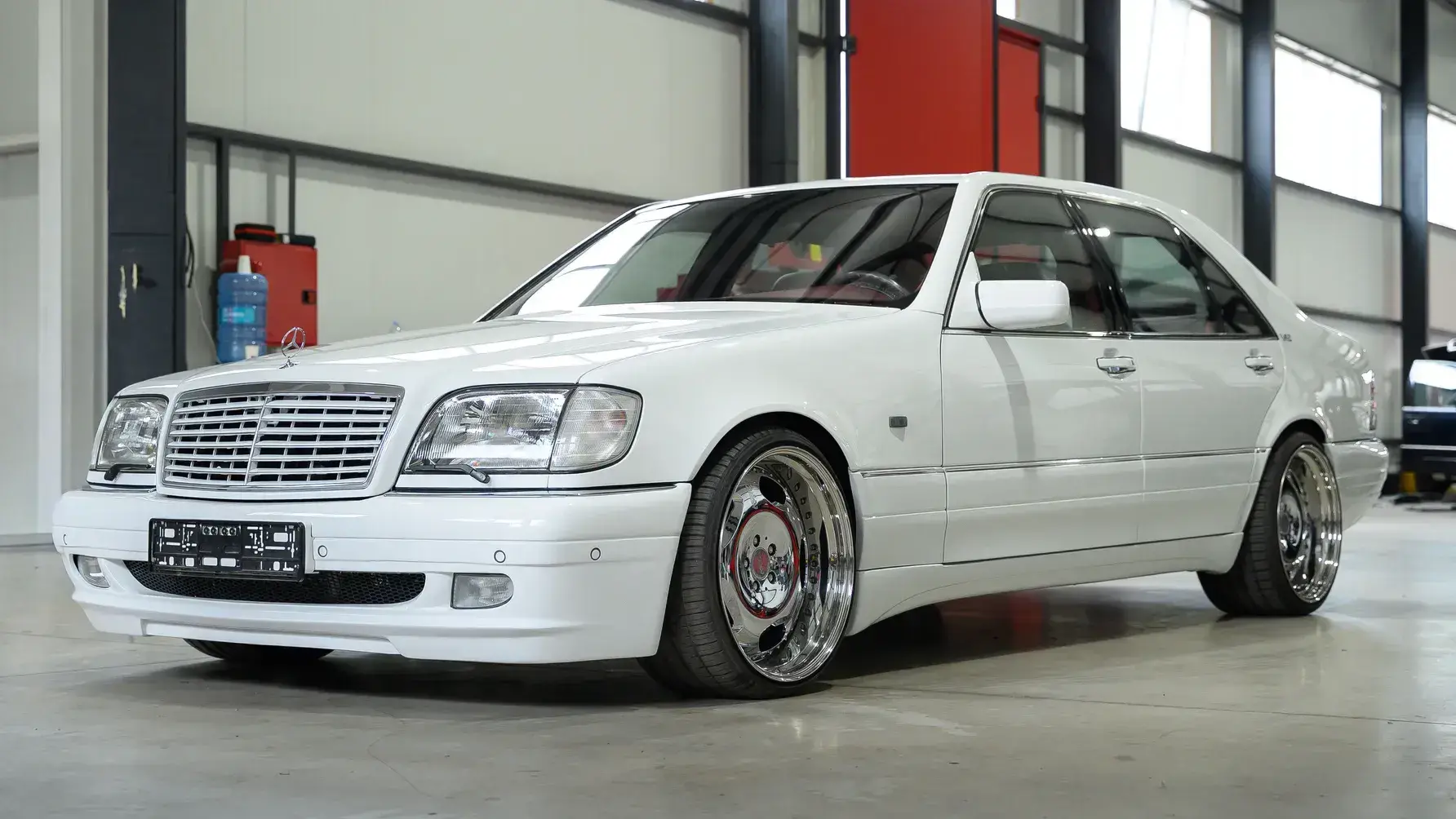 Vilner Mercedes-Benz W140 S-Class restomod exterior with chrome accents and modern styling